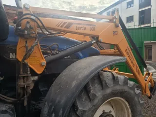 Tractor con pala frontal