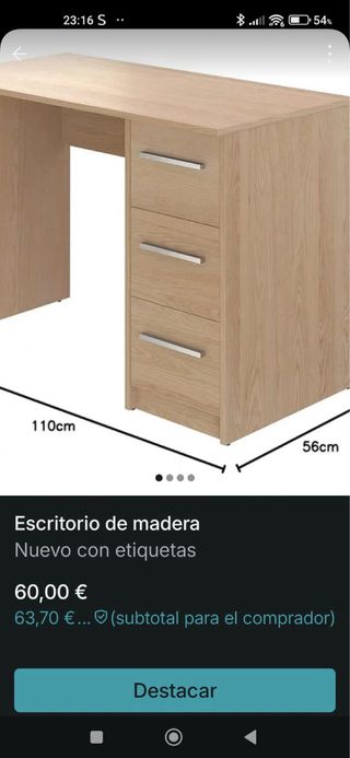 Escritorio de madera nuevo con etiquetas