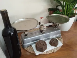 Balanza bascula de menage antigua y lote 2 pesas