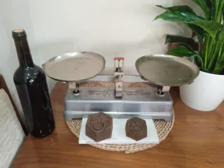 Balanza bascula de menage antigua y lote 2 pesas