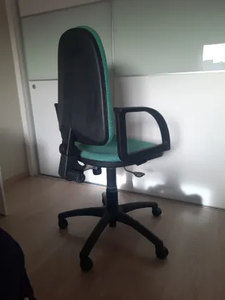 Silla de oficina ergonómica con ruedas