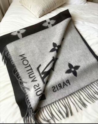 Bufanda Louis Vuitton Monogram Gris Negra