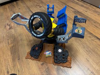 Hot Wheels Monster Trucks Mega Wrex