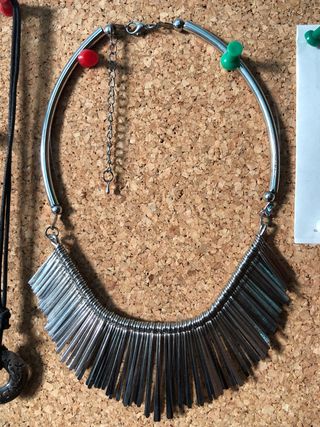 Collar plateado con detalles