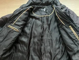 Abrigo negro acolchado