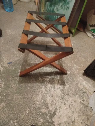 Mesa de madera para maletas