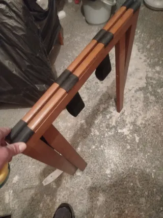 Mesa de madera para maletas