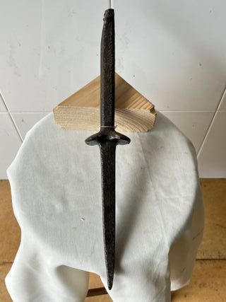 Yunque para afilar guadañas de 37 cm de largo.