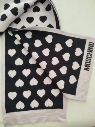 Gorro y bufanda Moschino Corazones