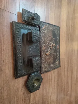 Escribano repujado antiguo