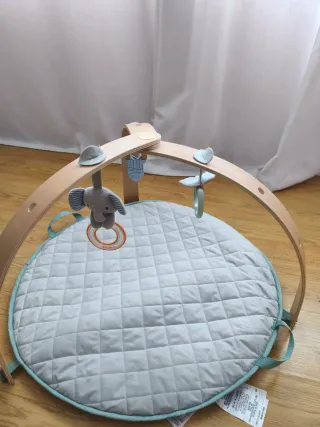 Gimnasio bebé con juguetes y cojín