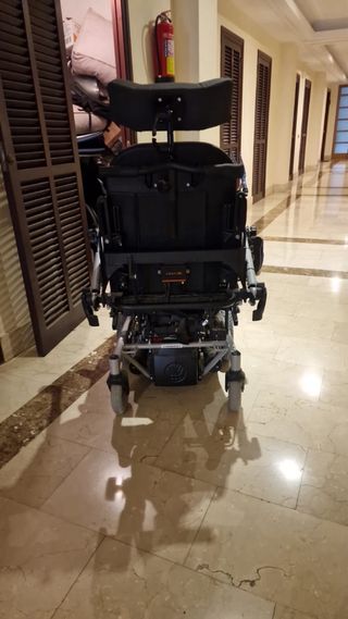 Silla de ruedas eléctrica con bipedestación