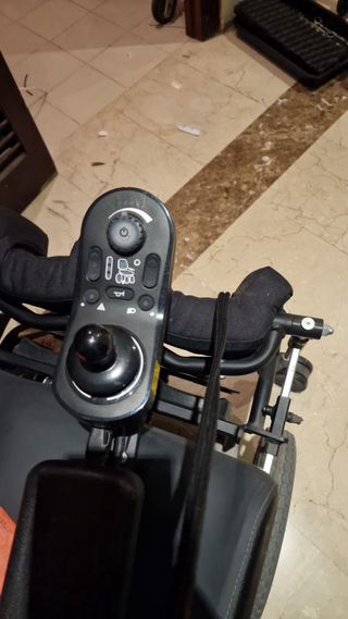 Silla de ruedas eléctrica con bipedestación