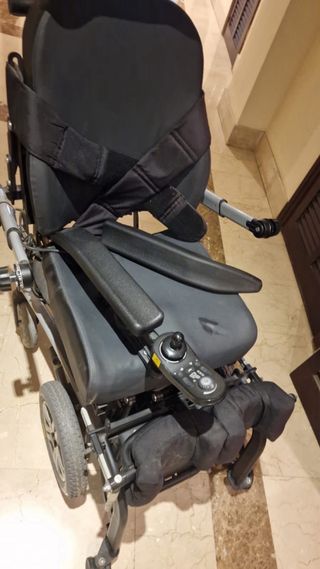 Silla de ruedas eléctrica con bipedestación