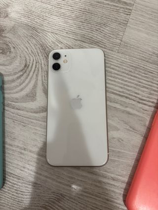 iPhone 11 Blanco + 4 Fundas