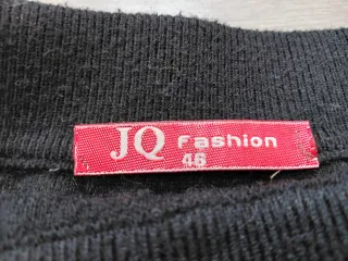 Gonna nera invernale con bottoni