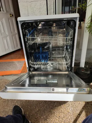 Lavavajillas Indesit en buen estado