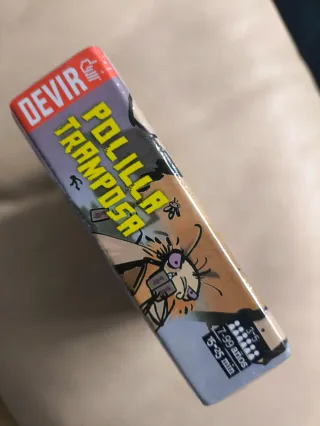 La polilla tramposa, precintado, en español.