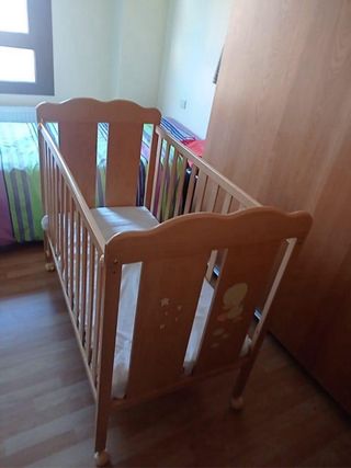 Cuna de madera para bebé