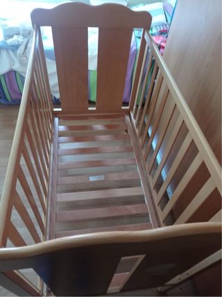 Cuna de madera para bebé