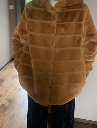 Abrigo de pelo con capucha marrón