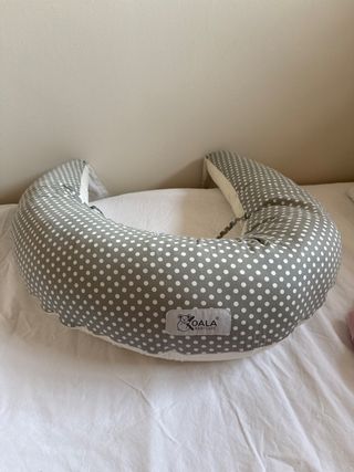 Cojín de lactancia Koala gris lunares