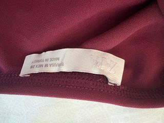 Top halter burdeos Zara con detalle dorado