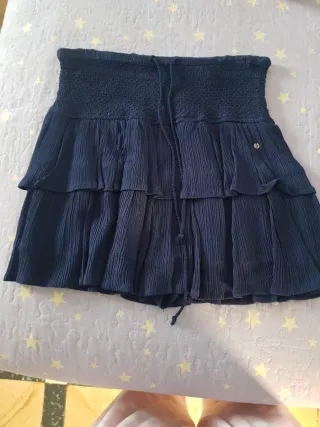 Falda corta azul chica