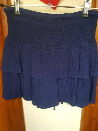 Falda corta azul chica