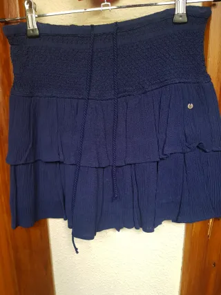 Falda corta azul chica