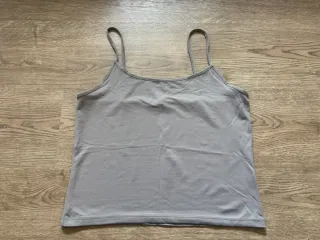 Top de tirantes gris