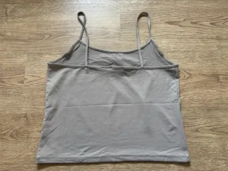 Top de tirantes gris