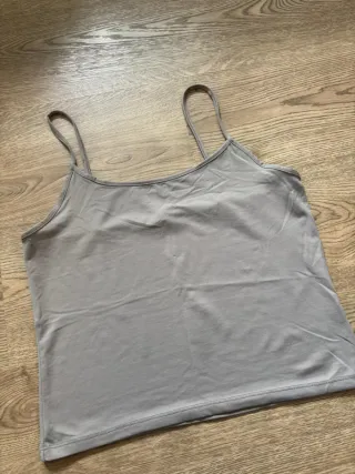 Top de tirantes gris