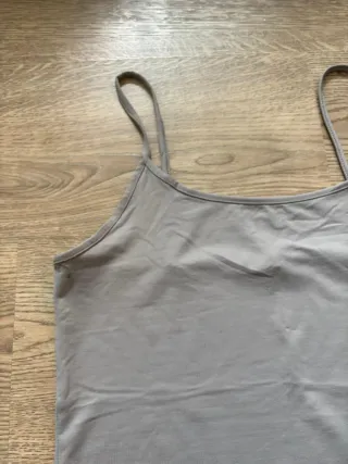 Top de tirantes gris