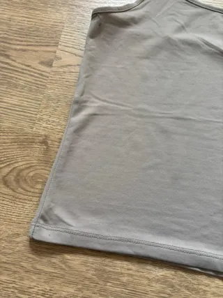 Top de tirantes gris