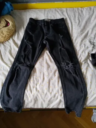 Pantalones skinny negros Bershka rotos