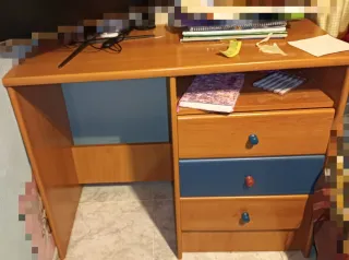 Escritorio madera y azul
