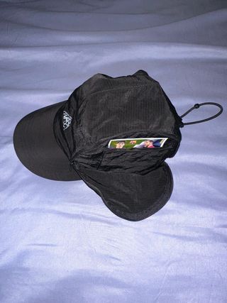 Gorra negra con bolsillo