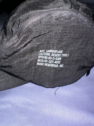 Gorra negra con bolsillo