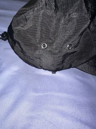Gorra negra con bolsillo