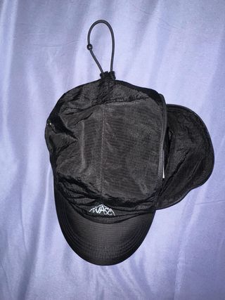 Gorra negra con bolsillo