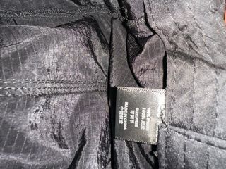 Gorra negra con bolsillo