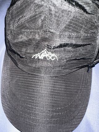 Gorra negra con bolsillo