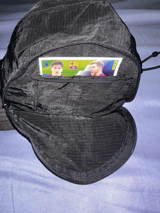 Gorra negra con bolsillo