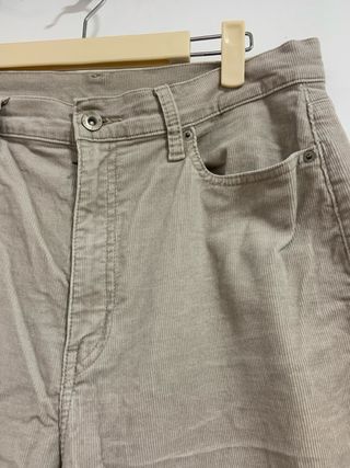 【Uniqlo】Pantalones de pana beige acampanados