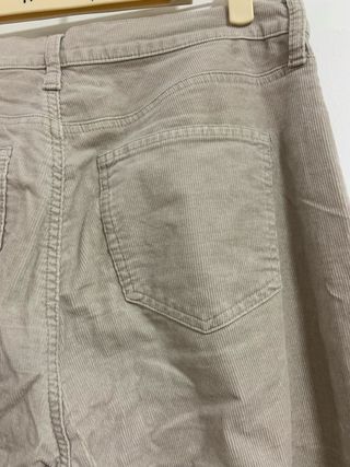【Uniqlo】Pantalones de pana beige acampanados