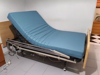 Cama articulada eléctrica con carro elevador