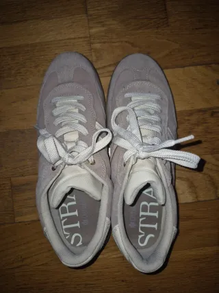 Zapatillas beige y blancas