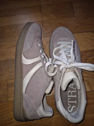 Zapatillas beige y blancas