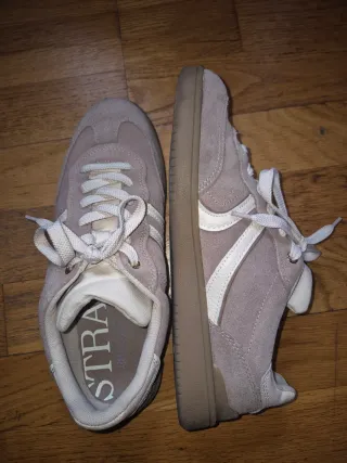 Zapatillas beige y blancas